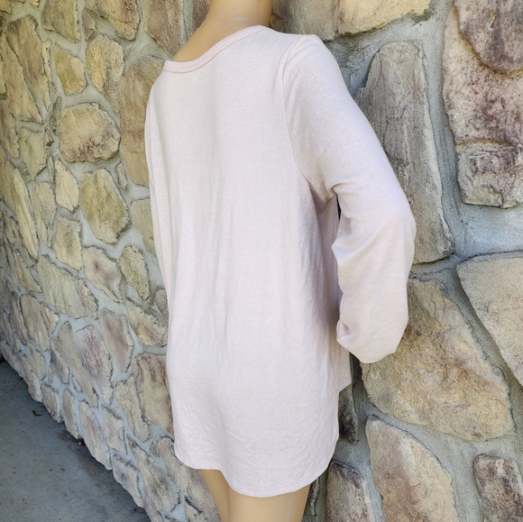 AMERICAN EAGLE | Light Pink Long Sleeve Soft and Lightweight V-Neck Sweater - Picture 6 of 8
